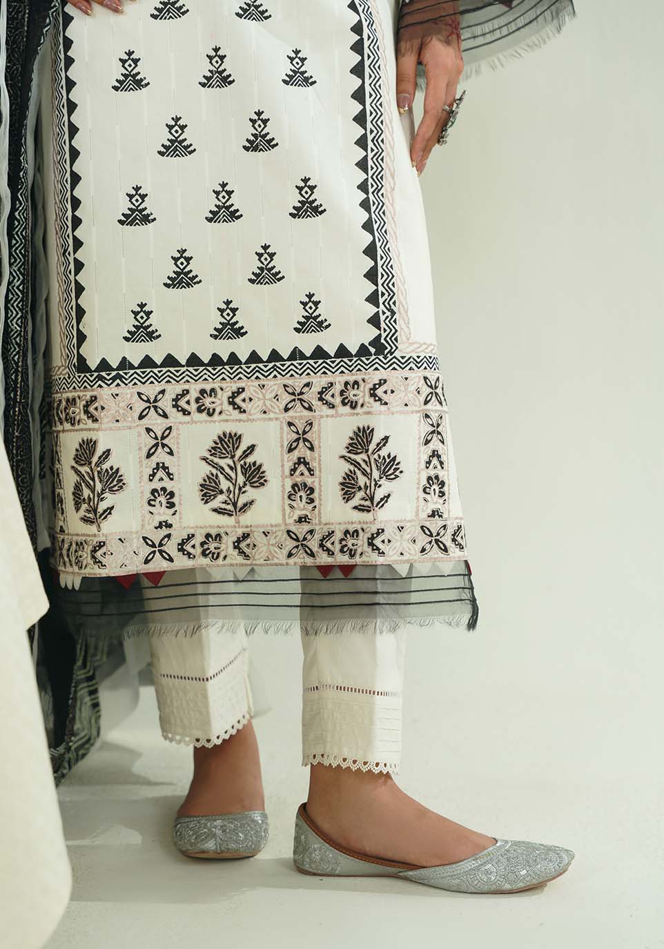 NOOR-E-SIYAH